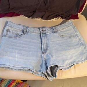 No Boundaries Light Wash Jean Shorts